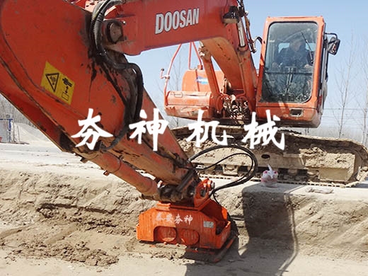 VC-D系列多功能液壓振動夯實(shí)機(jī)施工案例
